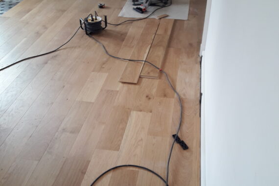 Pose de parquet clipsable en bois massif, pose de parquet, vitrification parquet, renovation de sol, rénover son parquet, rénover ses sols, poser du parquet massif, installer un parquet stratifié, parquet contrecollé, vitrification de parquet