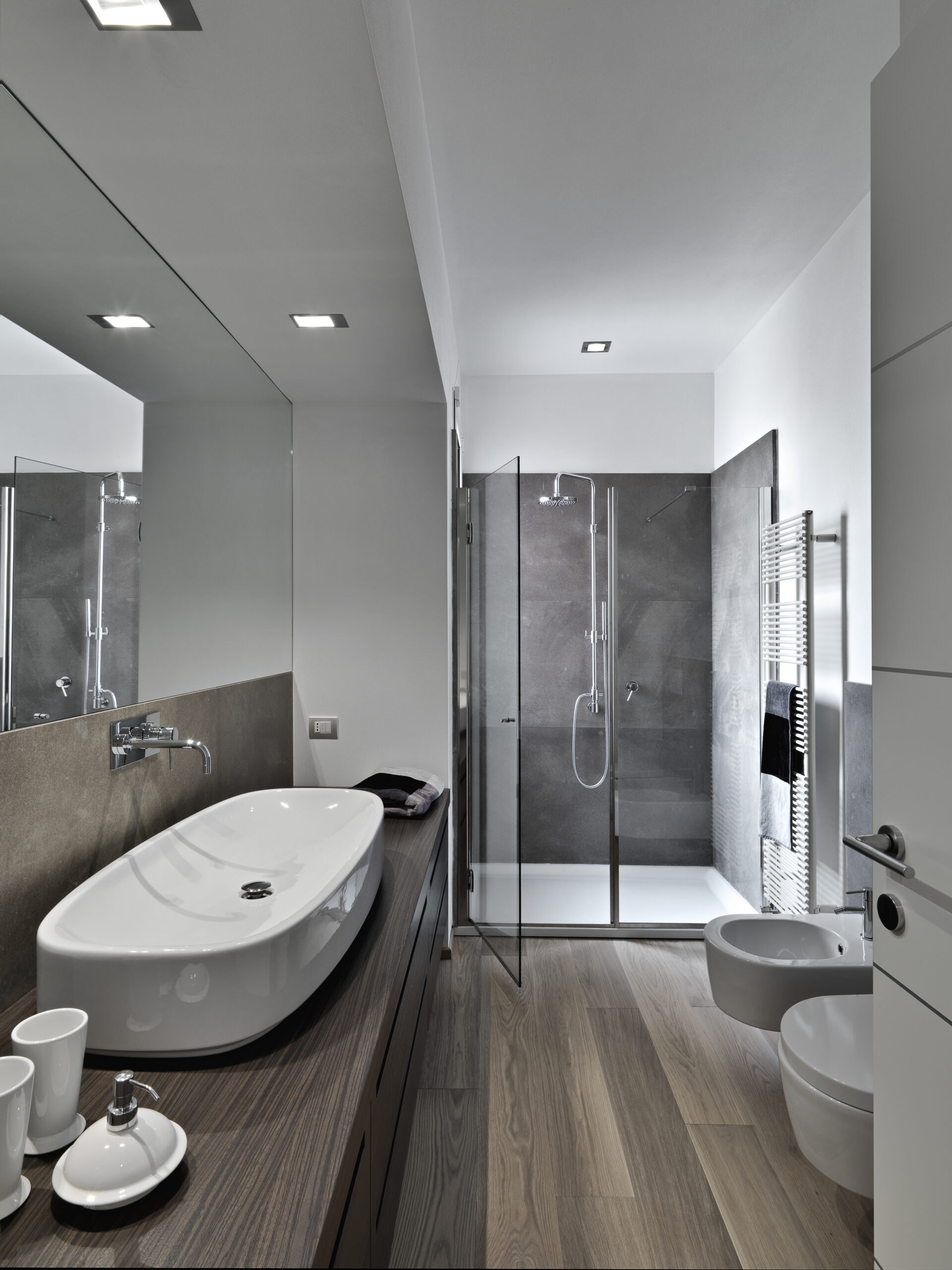 salle de bain moderne avec sol bois, carrelage douche gris