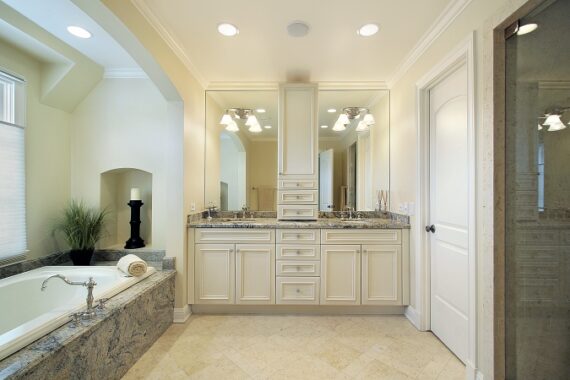 salle de bain avec baignoire et douche